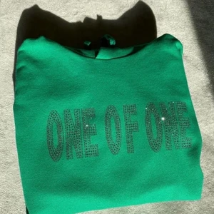 One of one hoodie grön! - Hej! Säljer min one of one hoodie som är grön. Tyvärr har jag inga snören i den då jag inte tyckte dom passade så bra till hoodien! Den är i storlek M, och är använd några gånger. Men tycker att den är så gott som ny i skicket! Buda från 800kr och köp direkt för 1000kr hör av er om ni har frågor eller funderingar!💖💘