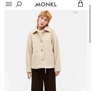 Kappa monki  - Intressekoll! Beige kappa från monki, helt ny med lappar kvar. Storlek xs, passar både mindre och större då den sitter oversized. Nypris 600. 