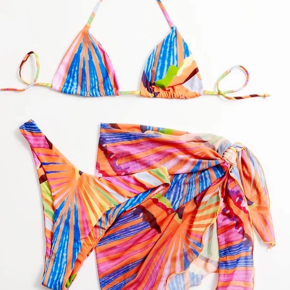 flerfärgad bikini m sjukt ballt mönster. följer även med en matchande strand kjol/sjal. 💛 ☀️ 🌺 🏝 . Övrigt.