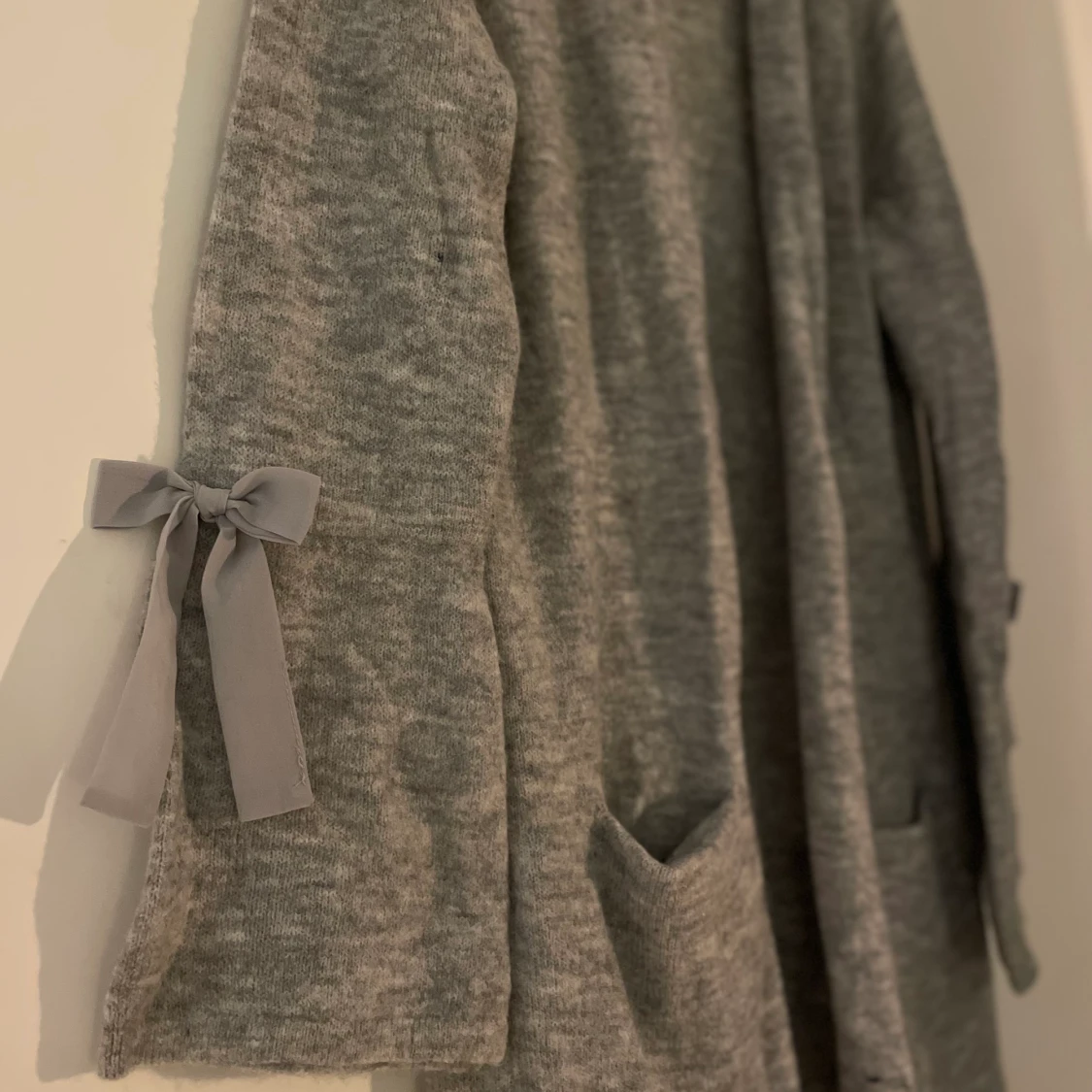Grå stickad kofta - 90
