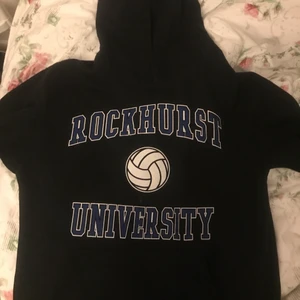 Vintage Hoodie  - Säljer den hära fina vintage hoodien som är köpt secondhand! Det står inte exakt strl men skulle gissa på ett M som passar s-L beroende på hur man vill ha passformen. Den sitter lite stort på mig som har S. Enda defekten är lite blekningsfläckar som knappt märks!