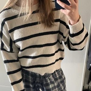 Randig stickad tröja - Randig stickad tröja från pull and bear som inte kommer till användning. 200 inkl frakt 