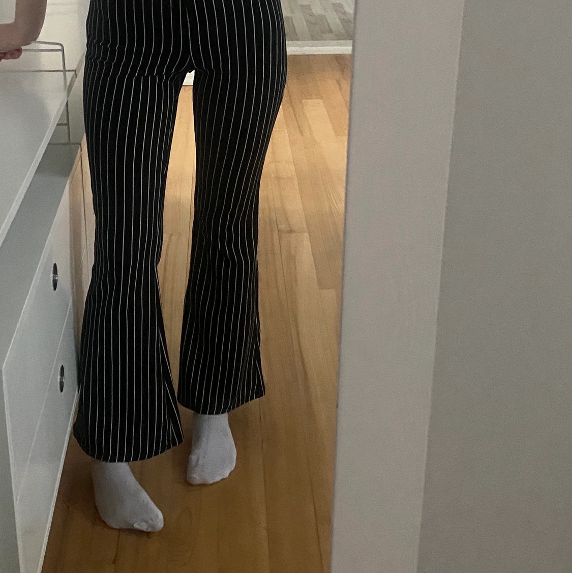 Svart/vit randiga boothcut byxor  - 90