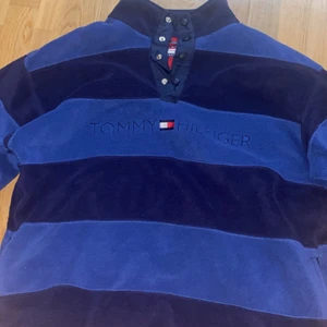 Tommy hilfiger size L  - Det är i perfekt condition. Har aldrig använt det storlek är L. Den e ganska varmt och bekvämt på kroppen.  
