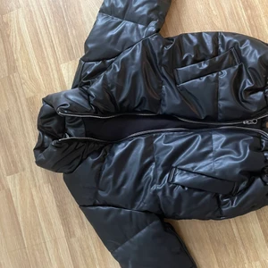 Jacka  - Super fin glansig jacka, använd 1 gång så den är som ny!