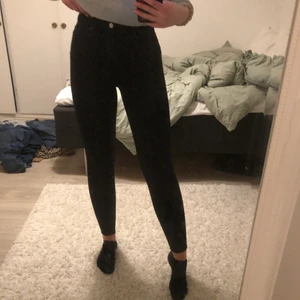 Skinny jeans - Skinny jeans ifrån bikbok, storlek S. Passar lite längre tjejer, jag är 175cm lång. Perfekt passform men kommer inte till användning längre💕 80kr + frakt eller högstbudande.