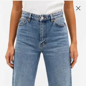 Superfina blåa jeans från monki. De är i bra skick och har inga skador. Jeansen är köpta för 400kr. Bilderna är tagna från Monika egna hemsida. Säljer pågrund av att dem har blivit för små runt rumpan och höfterna men är fortfarande lagomt långa för mig som är 170. Skriv för fler bilder💕