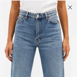 Monki mid blue jeans - Superfina blåa jeans från monki. De är i bra skick och har inga skador. Jeansen är köpta för 400kr. Bilderna är tagna från Monika egna hemsida. Säljer pågrund av att dem har blivit för små runt rumpan och höfterna men är fortfarande lagomt långa för mig som är 170. Skriv för fler bilder💕