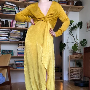 Balklänning  - OTROLIGT fin och sexig klänning från PrettyLittleThing använd endast 1 gång på min bal. Storlek 40, skulle säga en M.