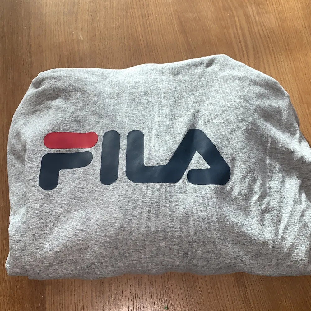 Säljer nu min fila hoodie eftersom den inte kommer till användning. Den är inte använd mycket och är i bra skick. Pris kan diskuteras. . Tröjor & Koftor.