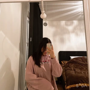 Love Story Hoodie - Hej! Säljer min super söta och mysiga hoodie som knappas har blivit använt. Den är ganska crop eller lite oversized beror på vad man har för storlek, skulle säga att den kan passa XS/S. Färgen på tröjan är som på den första och andra bilden och den har även en luva som inte är för stor så ser fortfarande fin ut när man har på sig luvan. Som sagt har jag nästan aldrig använt den så den är i super bra skick!… ops köparen står för frakten💕