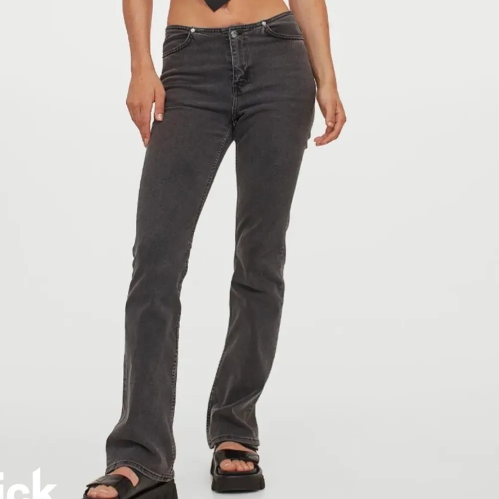 Säljer dessa populära och helt slutsålda grå lågmidjade jeansen i storlek 38. De är mycket sparsamt använda! . Jeans & Byxor.