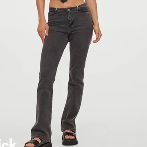 Grå lågmidjade byxor - Säljer dessa populära och helt slutsålda grå lågmidjade jeansen i storlek 38. De är mycket sparsamt använda! 