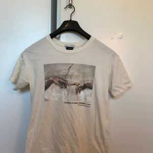 Tshirt PULL&BEAR - Säljer denna snygga PULL&BEAR T-shirt i st S🌸. Köpt i höstas men har tyvärr inte kommit till användning efter som den är för liten i storleken. Rekommenderar dig som vanligtvis har xs i storlek. Skriv gärna för mer info eller bilder☺️ 