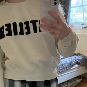 Vitt tjöja  - Säljer denna fina tröjan ifrån hm andvänd några gånger❤️