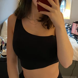 Topp - Svart basic topp från Gina som jag inte använder🖤