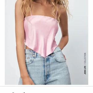 Söt satintopp - Superfin somrig topp som jag älskar!! Den har tyvärr blivit för liten för mig så kan inte ha den mer :( Färgen är den perfekta rosa och banden kan lätt tas både ut och in beroende på om du vill ha dem eller inte, lika snygg på båda sätten. Har även ett knäppe som man kan knäppa bakom knuten så att den sitter uppe bättre! Bara använd någon enstaka gång! Finns fler bilder att få men den är snyggare när man är solbränd ;) Finns ej kvar på hemsidan!