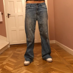 Helt sjukt snygga jeans - Mina gamla favoritjeans, så himla fina och passar till allt. Dessa baggy jeans gör ont att sälja men tror de skulle göra ngn annan gladare, de är ifrån Åhléns men en gammal modell. Det står ingen storlek men de passar mellan 27-33. Budning på dessa och utropsbudet är 100kr❤️