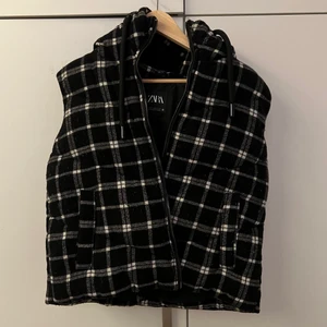 Jätte mysig och populär väst❤️ - Säljer denna snygga och ursköna väst ifrån zara! Sparsamt använd så i jättebra skick. Mjuk och skön! Storlek XS men passar XS-M