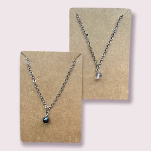 Crystaldrop silver 💕  - Halsband med silverkedja och en söt liten kristallpärla i antingen hematit eller rosenkvarts🌟 Man får med ett kristallkort och klistermärken🧚🏻 Finns också med guldkedja! 