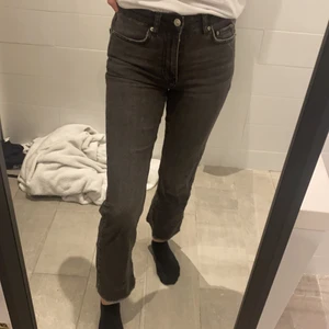Gina tricot jeans  - Knappt använda, jag tycker dom är lite korta på mig som är 168cm därför säljs dom! 