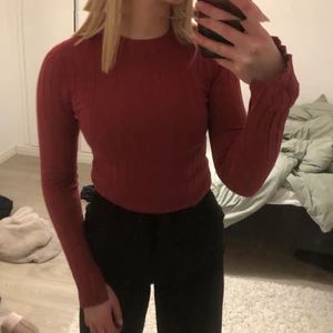 Tröja - Rosa/röd tröja ifrån bikbok i storlek S med en liten slits vid ärmen. Jätte skön men kommer inte till användning. 50kr + frakt eller högstbudande 💕