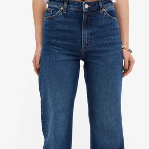 Yoko Jeans - Yoko jeans från monki i färgen classic blue. Väldigt bra skick. Säljer pga för små. Köpta för 400kr