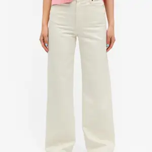 Yoko jeans i färgen off white. Väldigt bra skick. Säljer pga för små. Ursprungspris 400kr.