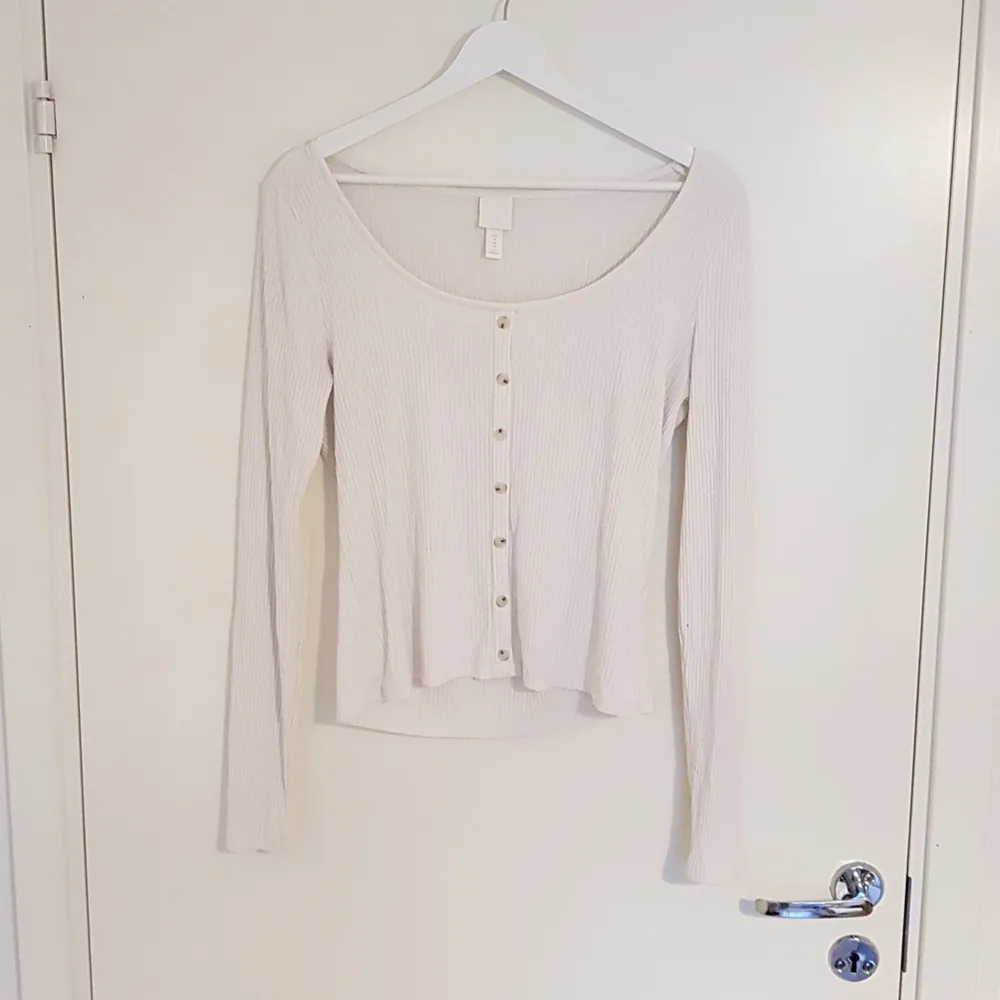 Super fin långarmad vit tröja från H&M. I storleken M:)     har använt den ungefär 5 gånger. Men den e i super bra skick . Tröjor & Koftor.