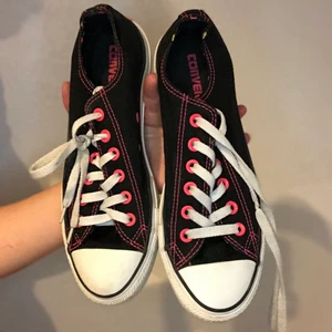 Converse  - Mina coola #converse som jag typ aldrig använt? Kanske använt dem en två gånger för några år sedan! Köpta i Texas för mååånga år sedan! Säljer pga de inte används här hemma  