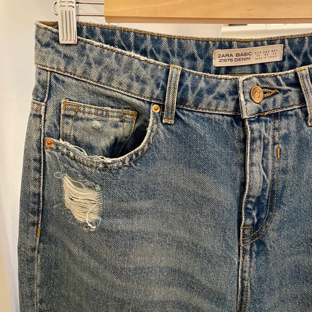 Säljer mina jättebaggy oversize jeans från Zara. Väldigt croppade och pösiga. Storlek 36 men passar även 38. Fint skick använda ett fåtal gånger. Köparen står för frakten och jag fraktar endast. 🤍 (sista bilden är ett par liknande för referens på hur dom sitter). Jeans & Byxor.
