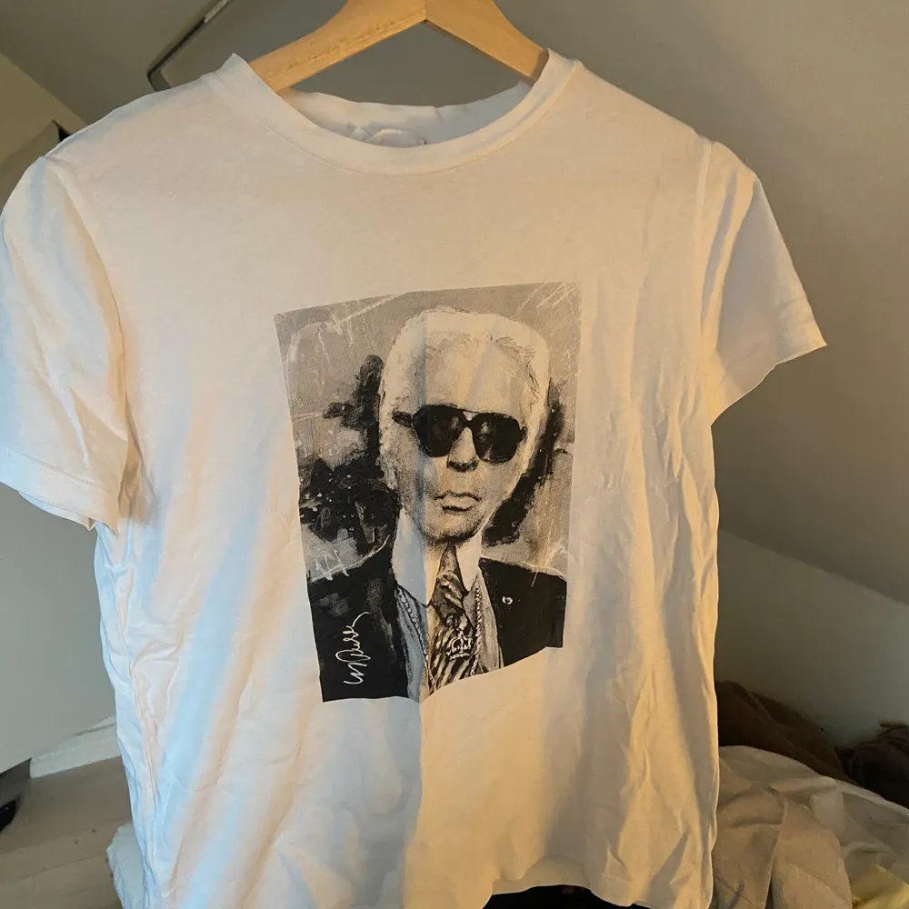 Superfin T-shirt med Karl Lagerfeldt som tryck. Ifrån Mango. T-shirts.