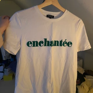 T-shirt  - T-shirt med grön text ifrån Selected Femme. Storlek M