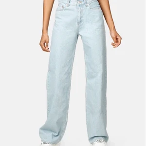 Blåa jeans från junkyard  - Fina jeans från junkyard i bra skick. Lite korta på mig enligt mig som e 173. 