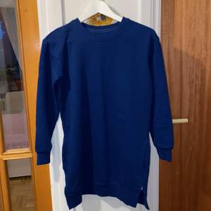 Djupblå tröja💙 , med fina detaljer lång köpte den på en resa i Italien ! Har samma tröja svart!🖤