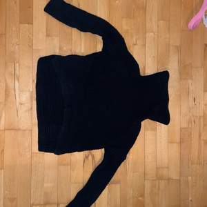 Ribbstickad svart tröja med mysig krage! Från DrDemin Jeansmakers storlek x-small.