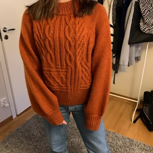 Monki stickad tröja - Mörkorange stickad tröja från Monki, knappt använd. Storlek M.