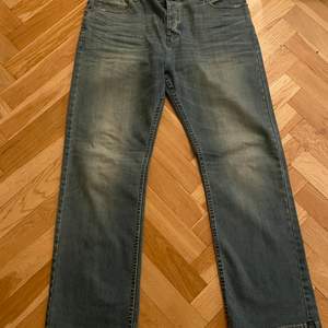 Sjukt snygga jeans med en rak/vid modell! Storlek är 32-32. Dem är helt oanvända. 