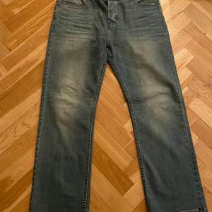 Dickies jeans nya  - Sjukt snygga jeans med en rak/vid modell! Storlek är 32-32. Dem är helt oanvända. 