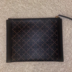 Clutch, by malene birger - Clutch från By Malene Birger i jättefint skick!! 17x22cm