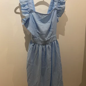 Jätte söt blå kläning - Hej säljer denna fina klänningen från shein! Den är aldrig använd bara provad! 💗säljer pga att den inte passade på mig! Den är jätte fin, men öppen rygg och ett knyte! Kan mötas upp i Ronneby, Karlskrona eller Karlshamn 💘kan också skicka! Dock står köparen för frakten