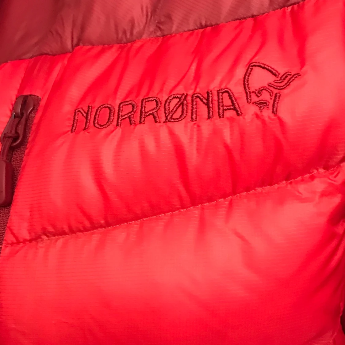 Röd Norrøna dunjacka - 91