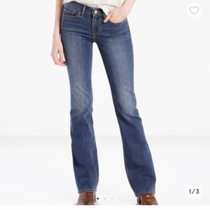 Nya levis Jeans  - Helt oanvända Levis jeans modell 715.  Ett par utsvängda jeans med den ultimata benförlängande passformen.  Den medelhöga midjan sitter precis under din midjas naturliga kurva för en universalt smickrande passform och benen vidgar sig under knät för att förlänga din siluett. 
