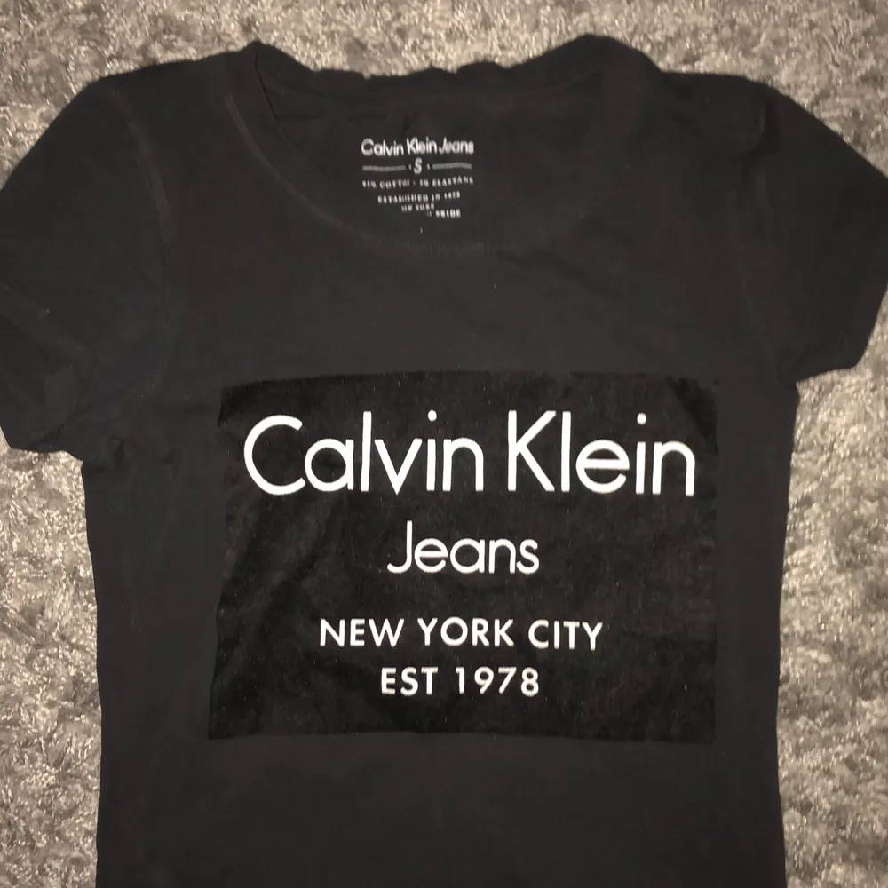 En sällan använd svart Calvin K tröja med ett tryck på bröstet i ett mjukare material, ordinarie pris (399kr) . T-shirts.