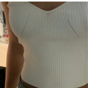 Bandue topp - Gullig bandue topp från Gina tricot som knappt är använd, materialet är stretchbar så passar M också
