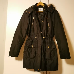 Jacka - Lite tunnare vinterjacka, perfekt till nu när det börjar blir lite lite varmare. 4 fickor, dragsko i midjan, löstagbar fuskpäls på luvan. Storlek L, men jag skulle kunna ha den som normalt har S. Köparen står för frakten, men vet inte exakt kostnad nu. 