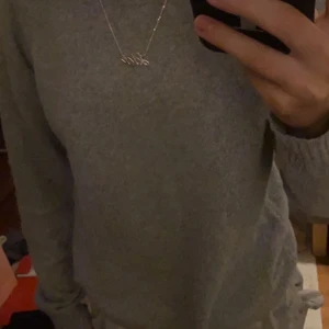 Grå tröja  - Super fin grå tröja från vero Moda, har inte använda så mycket så säljer. Den är i storlek S men funkar även för XS💕