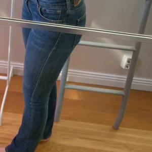 Lågmidjade crocker jeans  - Lågmidjade crocker jeans i helt okej/bra skick. Storlek 26/32 men skulle säga att de passar en 25/32 också! 