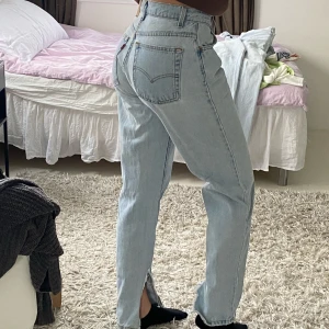 Levis jeans 550®️ - Vintage baggy Levis jeans med slits på insidan! Storlek står inte kvar men passar mig med storlek M