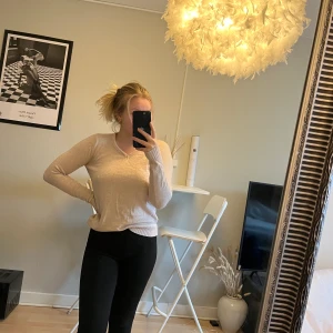 Stickad tröja från Vila - Ljusrosa stickad tröja från Vila i storlek XS. Hade svårt att få till bra bilder på själva färgen, men första bilden är den som visar färgen bäst. 